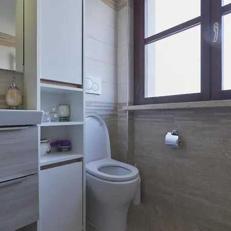 N16 - Modern Near The Station Apartment *